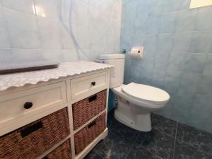 een badkamer met een toilet en een wastafel bij Nosztalgia Apartman Balatonkenese in Balatonkenese