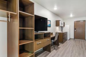 ハーミテイジにあるWoodSpring Suites Hermitage - Nashville Airportのテレビ、デスク、椅子付