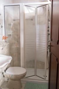 W łazience znajduje się prysznic, toaleta i umywalka. w obiekcie Sunset House w mieście Câmara de Lobos