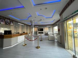 una hall con luci blu sul soffitto di المرجانة للوحدات السكنية a Rafha