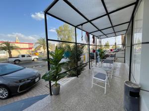 un patio con un coche aparcado en un aparcamiento en المرجانة للوحدات السكنية, en Rafha