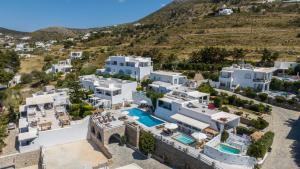 einen Luftblick auf eine Villa mit einem Pool in der Unterkunft Paros Palace in Parikia