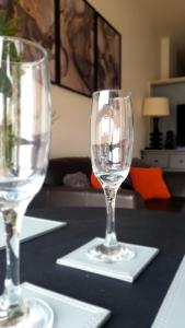 dos copas de vino sentadas sobre una mesa en Platinum Apartment Birmingham- Free Secure Parking- Fast Fibre Wi-Fi en Birmingham