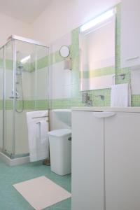 La salle de bains est pourvue d'une douche, de toilettes et d'un lavabo. dans l'établissement Costabella Apartment Tropea, à Tropea