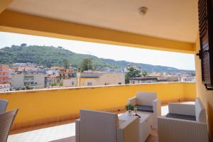 d'un balcon avec des chaises et une vue sur la ville. dans l'établissement Costabella Apartment Tropea, à Tropea