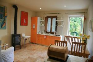 uma cozinha com armários laranja e um fogão em Bed and breakfast Il Governatore em Urbino