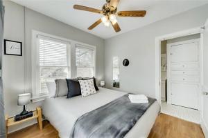 Ένα ή περισσότερα κρεβάτια σε δωμάτιο στο Global Cup The Haven Lower-Greenville Ave