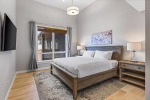 En eller flere senge i et værelse på BRAND NEW - Gorgeous Spring Creek Penthouse