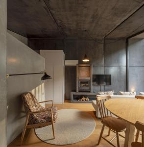 uma cozinha e sala de estar com mesa e cadeiras em Syntony Hotels - Paradinha Village em Arouca