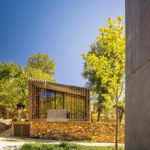 een stenen muur met een bank voor een gebouw bij Syntony Hotels - Paradinha Village in Arouca