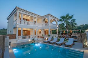 Hồ bơi trong/gần Estella Luxury Villa in Amoudi -200m from the beach