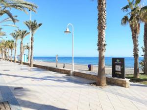 Zdjęcie z galerii obiektu Evans Realty AN 1ª línea playa & Piscina & Tenis w mieście Algarrobo-Costa