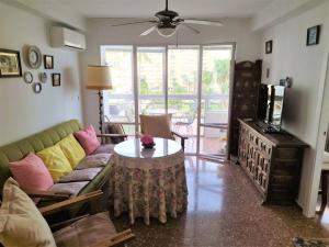 un soggiorno con divano e tavolo di Beachfront apartment ALG-Costa a Algarrobo-Costa