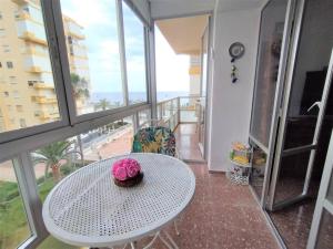 Zdjęcie z galerii obiektu Evans Realty AN 1ª línea playa & Piscina & Tenis w mieście Algarrobo-Costa