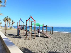 Zdjęcie z galerii obiektu Evans Realty AN 1ª línea playa & Piscina & Tenis w mieście Algarrobo-Costa