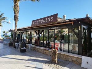 Zdjęcie z galerii obiektu Evans Realty AN 1ª línea playa & Piscina & Tenis w mieście Algarrobo-Costa