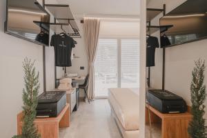 ein Schlafzimmer mit einem Bett und einem Schreibtisch sowie ein Zimmer mit einem Bett in der Unterkunft VillaLume in Marina di Castagneto Carducci