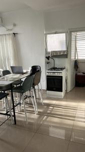 een keuken met een tafel met stoelen en een fornuis bij Apartment near Hilton in Tel Aviv +8 foto's