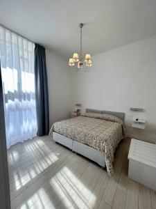 - une chambre avec un lit et un lustre dans l'établissement Sorrento Inn Funzionista, à Sorrente