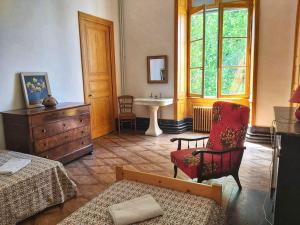 een kamer met een slaapkamer met een bed en een wastafel bij Château de Barral in Hauterives