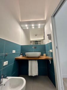 La salle de bains est pourvue d'un lavabo, de toilettes et d'un miroir. dans l'établissement Sorrento Inn Funzionista, à Sorrente