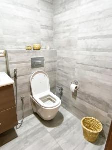 ein Bad mit einem WC und einem Waschbecken in der Unterkunft Appartements California in Kenitra