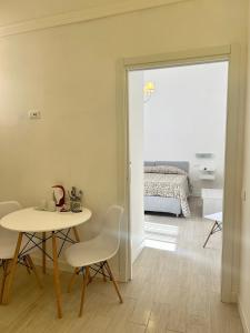 - une chambre avec une table et des chaises dans l'établissement Sorrento Inn Funzionista, à Sorrente