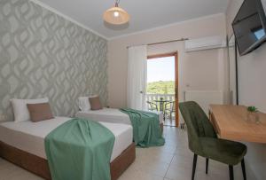 Giường trong phòng chung tại Estella Luxury Villa in Amoudi -200m from the beach +79 ảnh