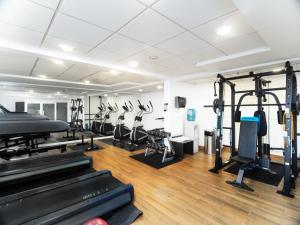 Fitness centrum a/nebo fitness zařízení v ubytování Hotel Mesaluna Near American Consulate