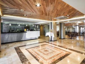 a lobby with a bar and a restaurant at Hotel Mesaluna Near American Consulate in Ciudad Juárez