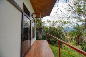 un balcón de una casa con vistas a las montañas en Mountaintop Luxury Estate - Can Sleep up to 24!, en Macacona