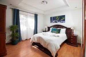 1 dormitorio con 1 cama con 2 toallas en Mountaintop Luxury Estate - Can Sleep up to 24!, en Macacona