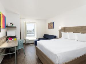 Postel nebo postele na pokoji v ubytování Hotel Mesaluna Near American Consulate