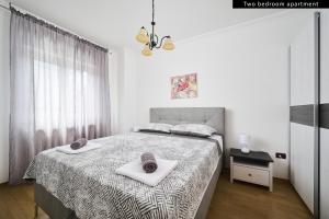 sypialnia z łóżkiem i dwoma ręcznikami na nim w obiekcie Apartments Angela w mieście Umag