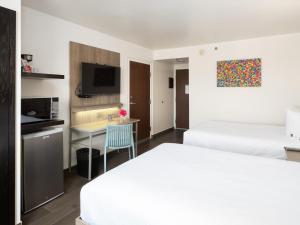Postel nebo postele na pokoji v ubytování Hotel Mesaluna Near American Consulate