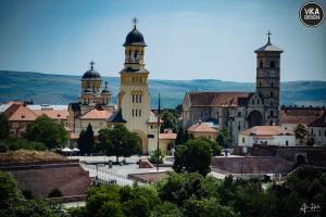 Blick auf eine Stadt mit zwei Türmen und einer Kirche in der Unterkunft Park Apartment 23 in Alba Iulia