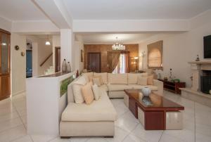 Khu vực ghế ngồi tại Estella Luxury Villa in Amoudi -200m from the beach