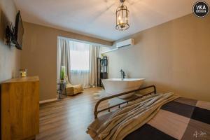 ein Bad mit einem Bett, einer Badewanne und einem Waschbecken in der Unterkunft Park Apartment 23 in Alba Iulia