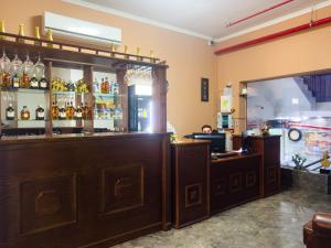 um bar com um grande balcão de madeira com garrafas de álcool em Central Laguardia Hotel em Tel Aviv