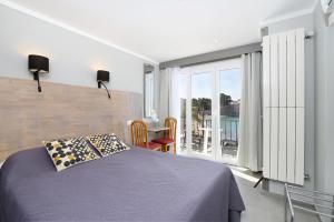 Postel nebo postele na pokoji v ubytování Hôtel Triton