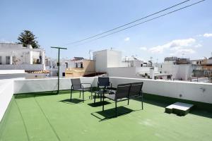 twee stoelen en een tafel op het dak bij Casa Colomera 1 in Barbate