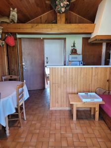 une salle à manger avec une table et une cuisine dans l'établissement Chalet Le Starfu, à Crest-Voland