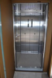 um frigorífico de aço inoxidável com a porta aberta em Alkioni's Nest Apartments em Arkoudi
