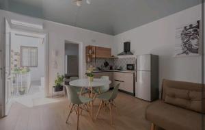 a kitchen and living room with a table and chairs at Dimora Isonzo in Syracuse