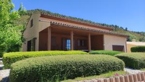 een huis met groene heggen ervoor bij Maison de vacances familiale des Gorges du Verdon in Castellane