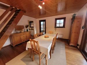 卡斯特拉訥的住宿－Maison de vacances familiale des Gorges du Verdon，厨房以及带桌椅的用餐室。