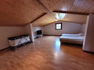 卡斯特拉訥的住宿－Maison de vacances familiale des Gorges du Verdon，大型客房配有床和电视。