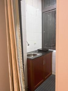 La petite salle de bains est pourvue d'un lavabo et d'un miroir. dans l'établissement Can ho Muong Thanh, à Cửa Lô