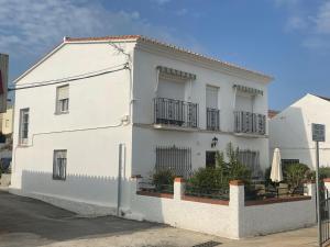 un edificio blanco con balcones en una calle en Casa Julia Apartamento Playa Benajarafe, en Vélez-Málaga