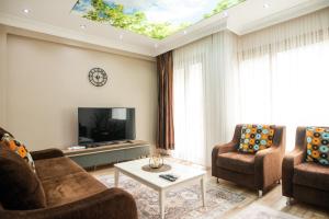sala de estar con tragaluz y TV en Comfortable and Central Flat Very Close to Taksim, en Estambul